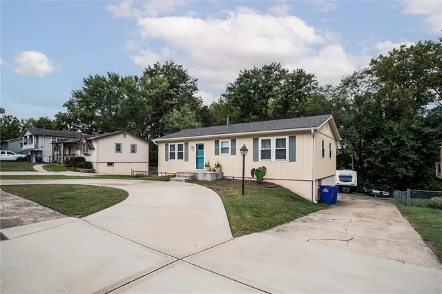 $269,900 | 508 Northeast Richardson Place, Lee's Summit, MO 64086