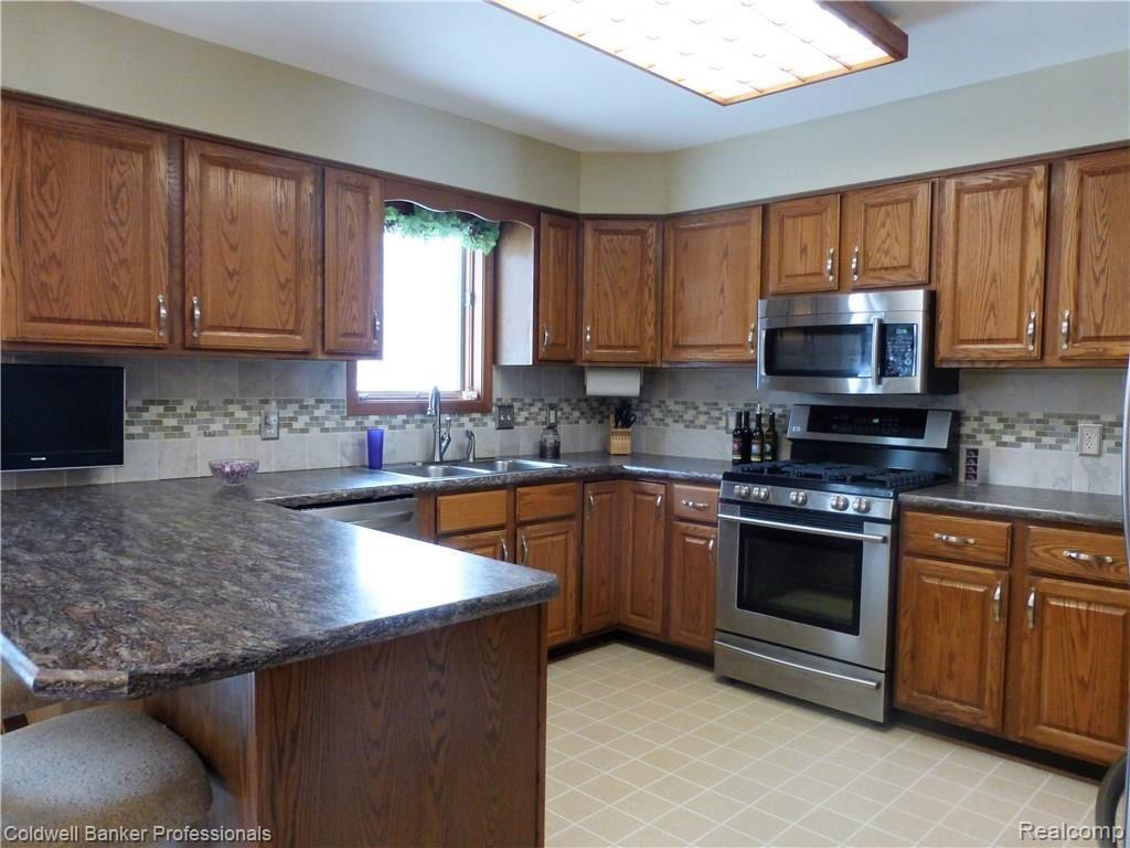 8654 Indian Clarkston, MI 48348 - Photo 9 of 35 6.JPG