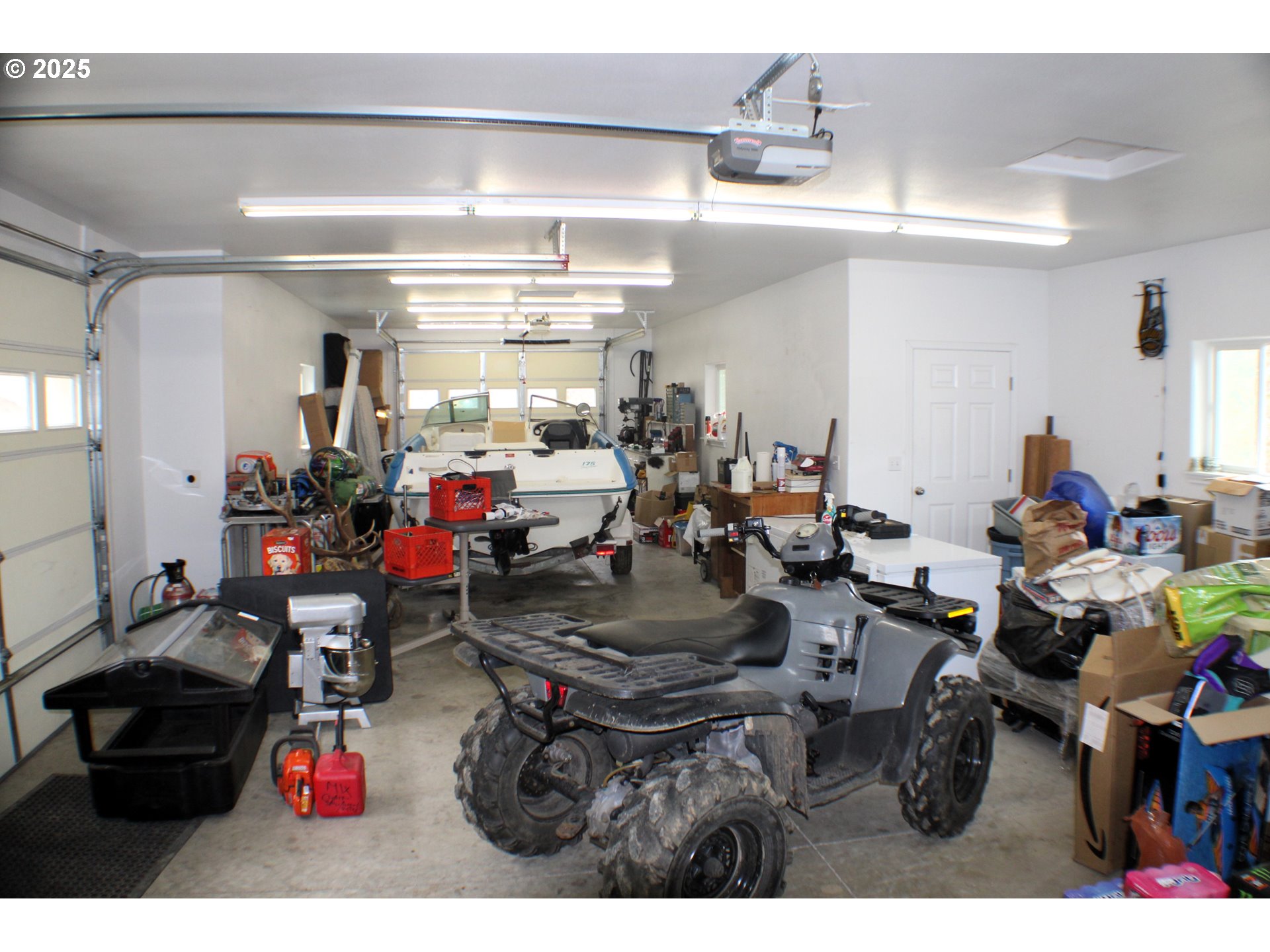 1320 Shoestring Road Riddle, OR 97469 - Photo 21 of 48 a living room filled with furniture