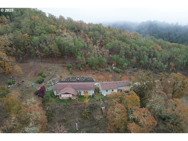 a view of a yard with barn