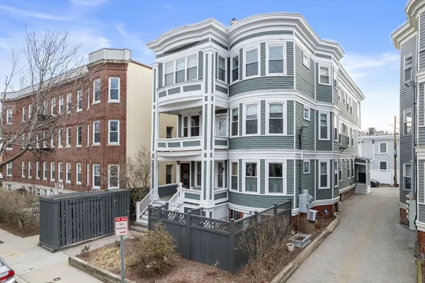 $795,000 | 122 Trowbridge Street, Unit 1R, Cambridge, MA 02138