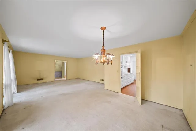 a view of a chandelier in big room and a chandelier