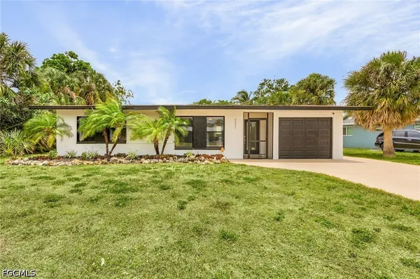 a view of front of house with a yard
