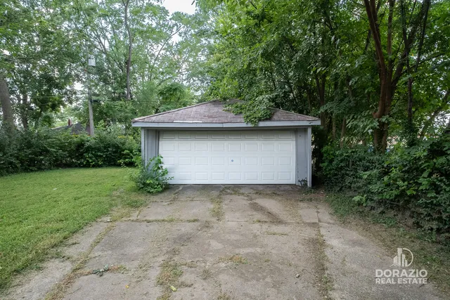 a view of a backyard with green space