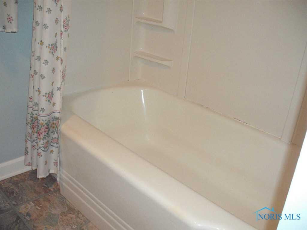 2007 Harlan Road Toledo, OH 43615 - Photo 10 of 13 Full Bath.