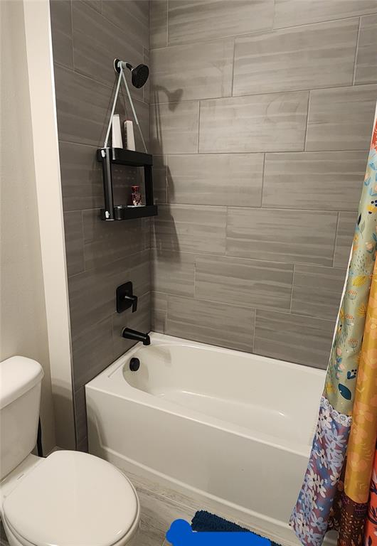 9032 Cape Cod Road DeLand, FL 32724 - Photo 13 of 16 a bathroom with a toilet and a bathtub