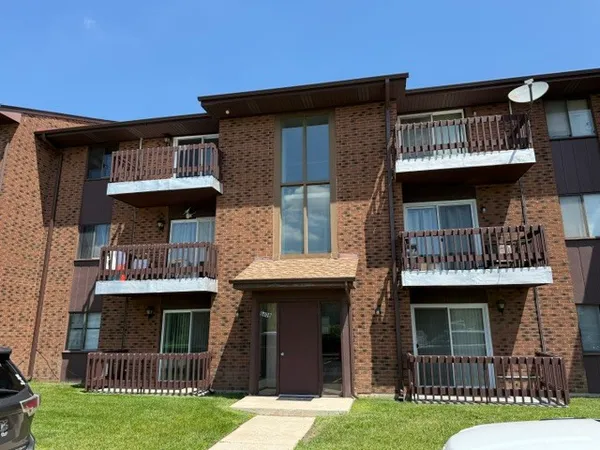 $2,250 | 6408 Nature Drive, Unit 1W, Oak Forest, IL 60452