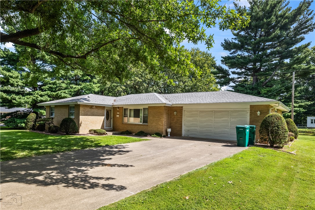 28 Mahnke Road Decatur, IL 62526 - Photo 2 of 27 a front view of a house with yard and green space