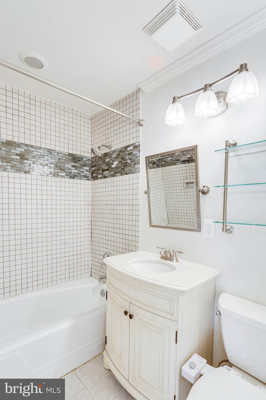1662 Wainwright Drive Reston, VA 20190 - Photo 29 of 46 Hallway Full bath