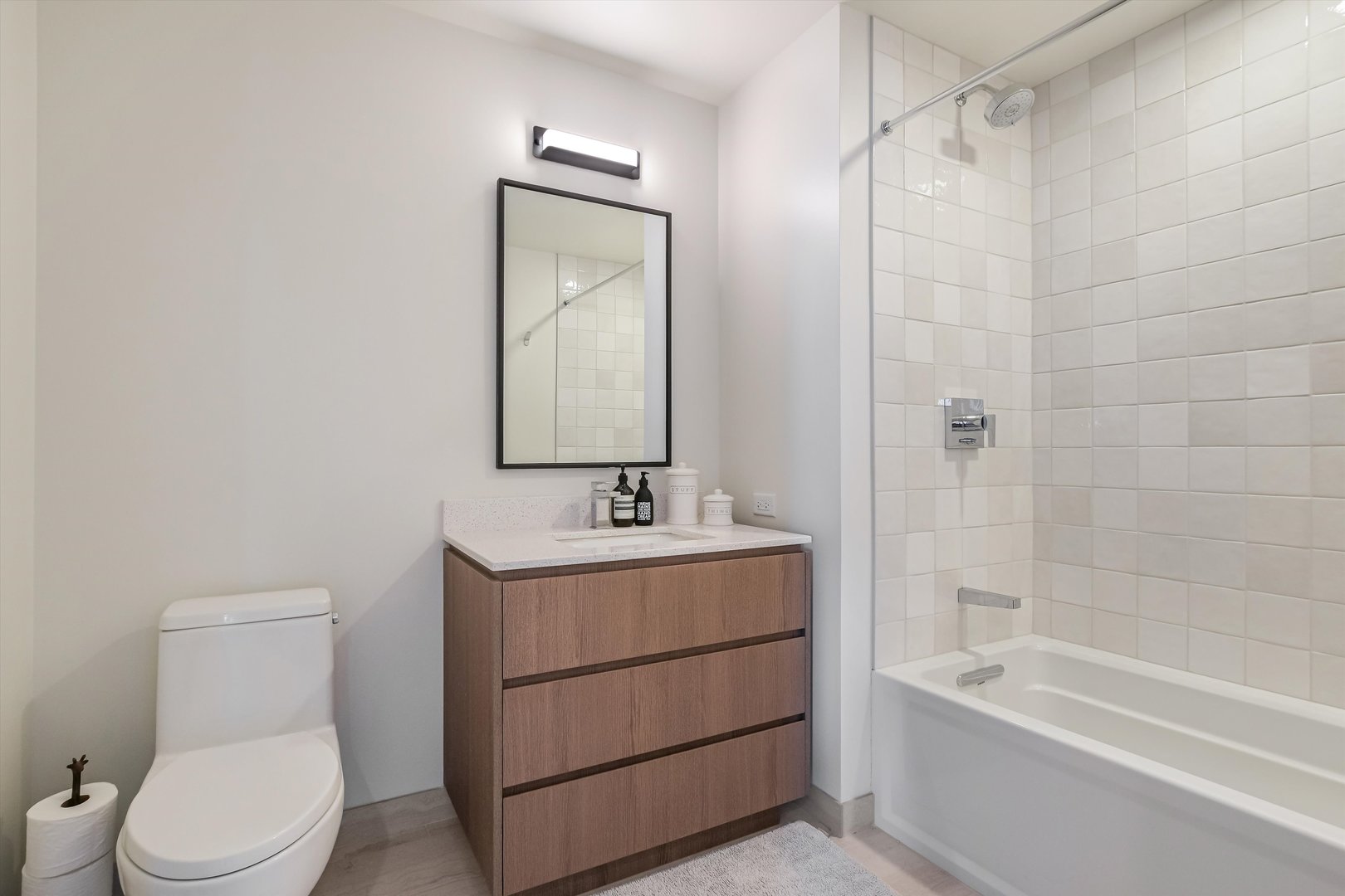 164 North Peoria Street, Unit 4004 Chicago, IL 60607 - Photo 21 of 32 a bathroom with a toilet a sink and bathtub