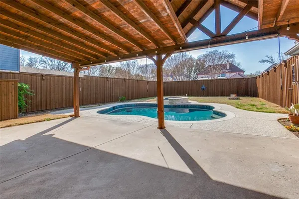 a view of a backyard
