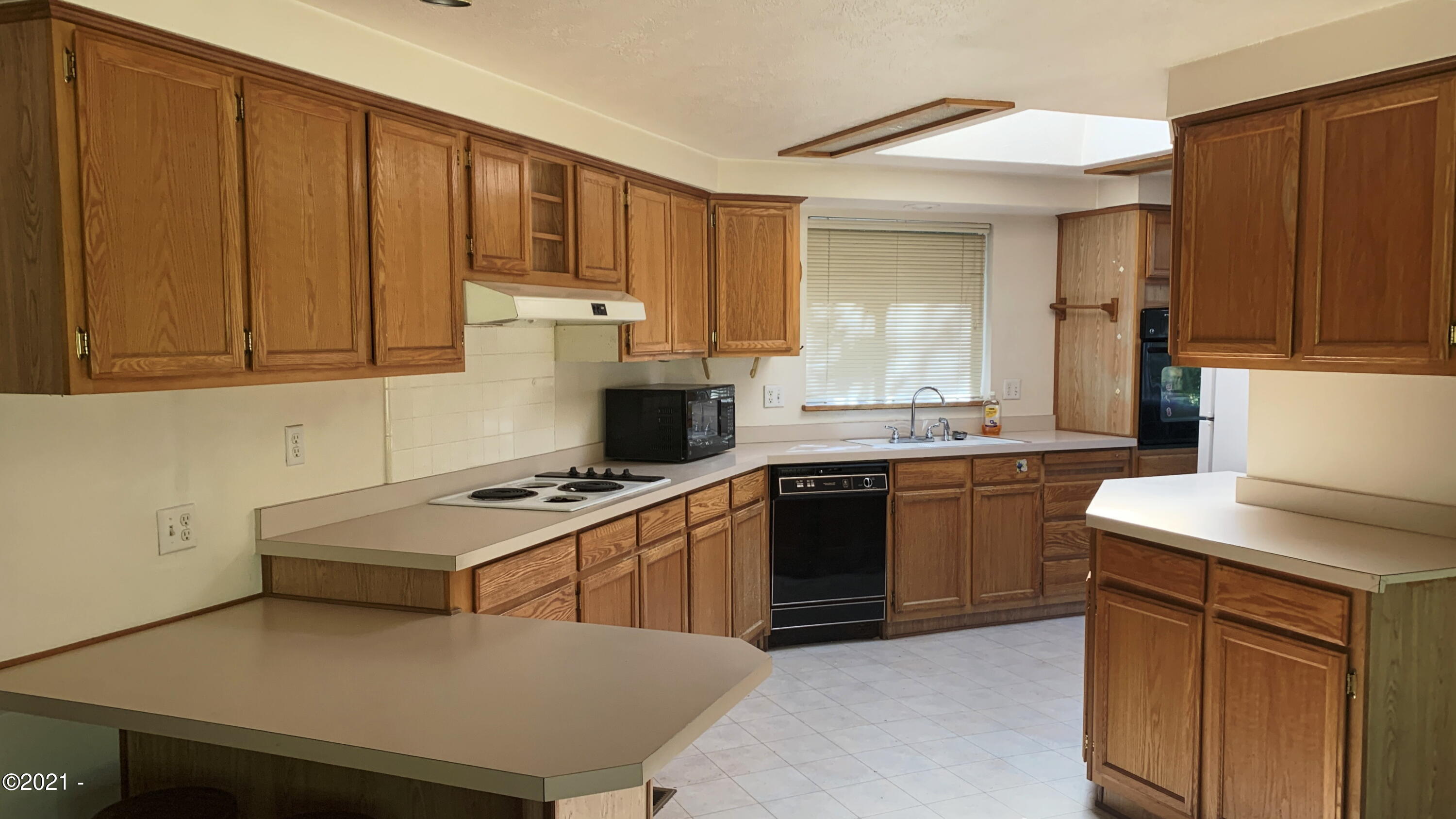271 East Darkey Creek Road Waldport, OR 97394 - Photo 10 of 26 Kitchen..