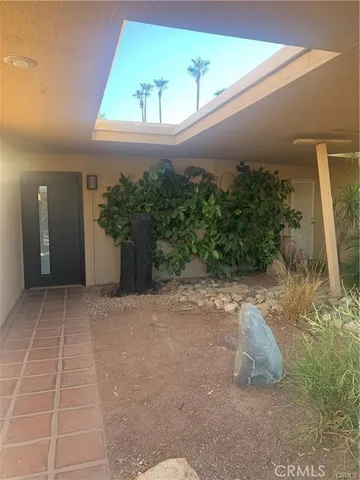 a view of entryway with furniture