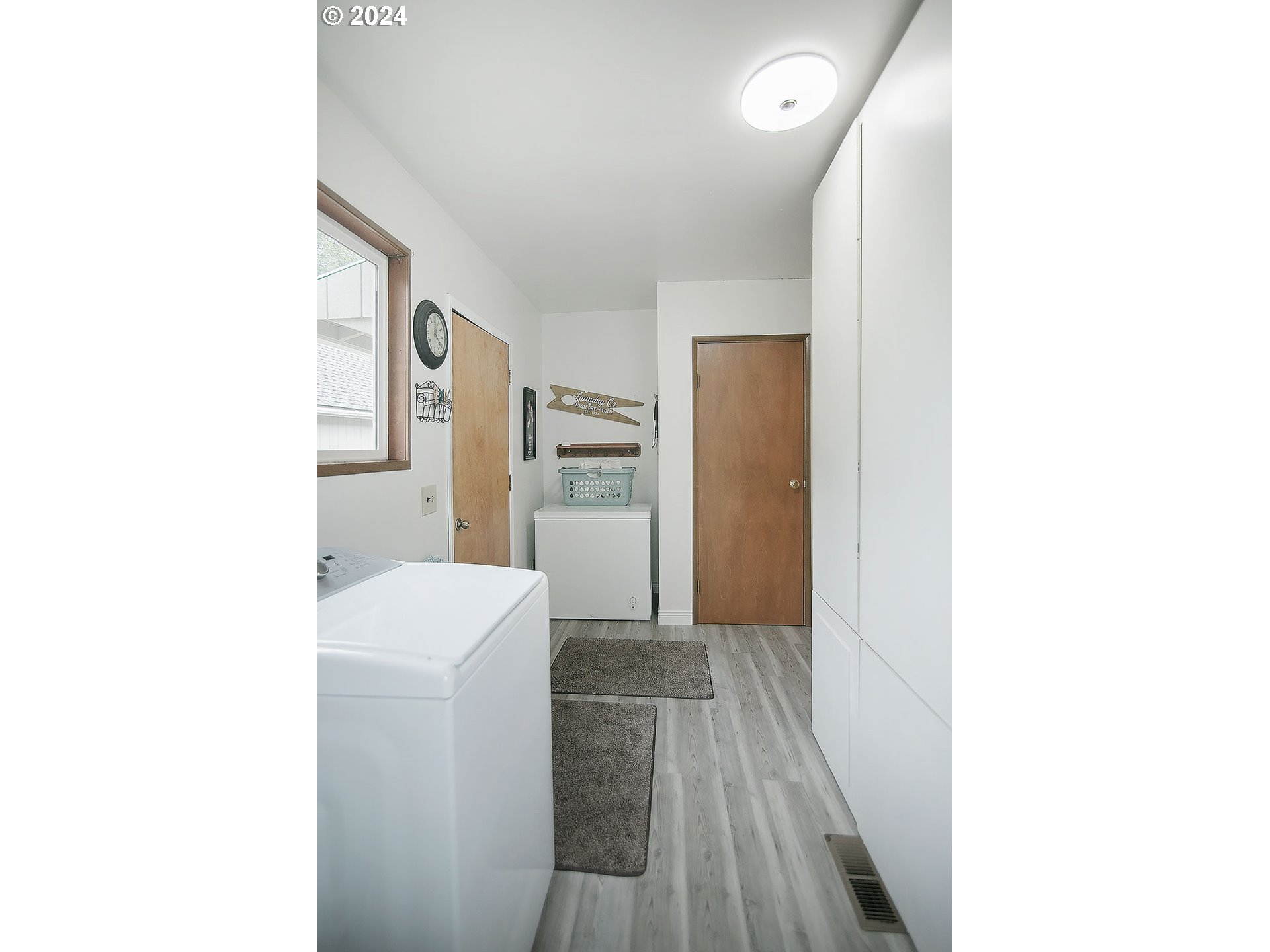 115 Stewart Creek Road Longview, WA 98632 - Photo 16 of 31 a bathroom with a sink and a mirror