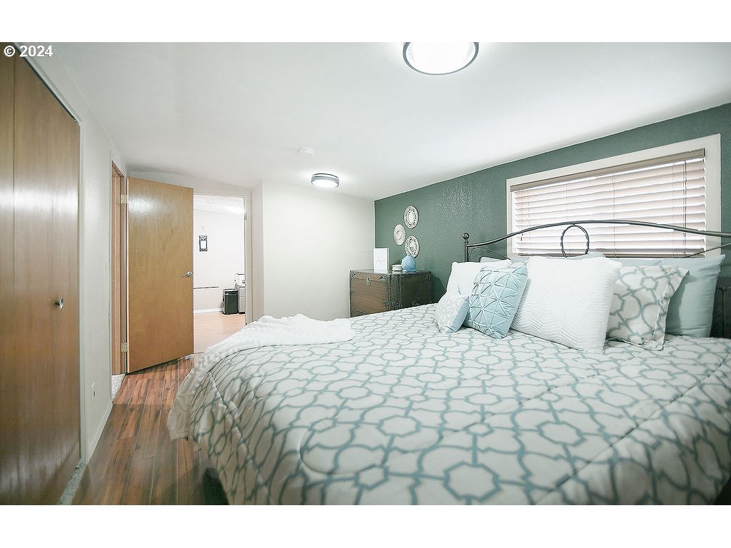 115 Stewart Creek Road Longview, WA 98632 - Photo 17 of 31 a bedroom with a bed and a large mirror
