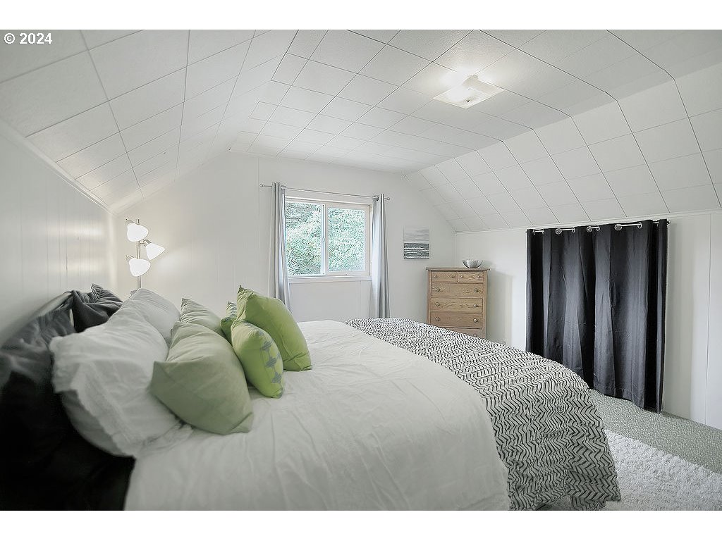 115 Stewart Creek Road Longview, WA 98632 - Photo 21 of 31 a bedroom with a bed and window