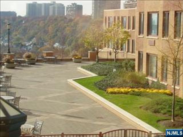 100 Old Palisade Road, Unit 702 Fort Lee, NJ 07024 - Photo 4 of 37