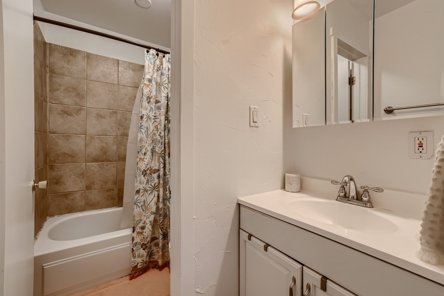 283 Range Road, Unit 3 Breckenridge, CO 80424 - Photo 16 of 29 Upstairs Bathroom