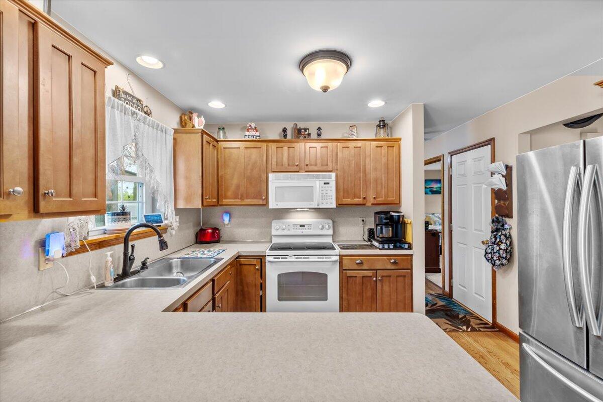 623 Kunkletown Road Kunkletown, PA 18058 - Photo 24 of 37 a kitchen that has a stove a refrigerator and a sink