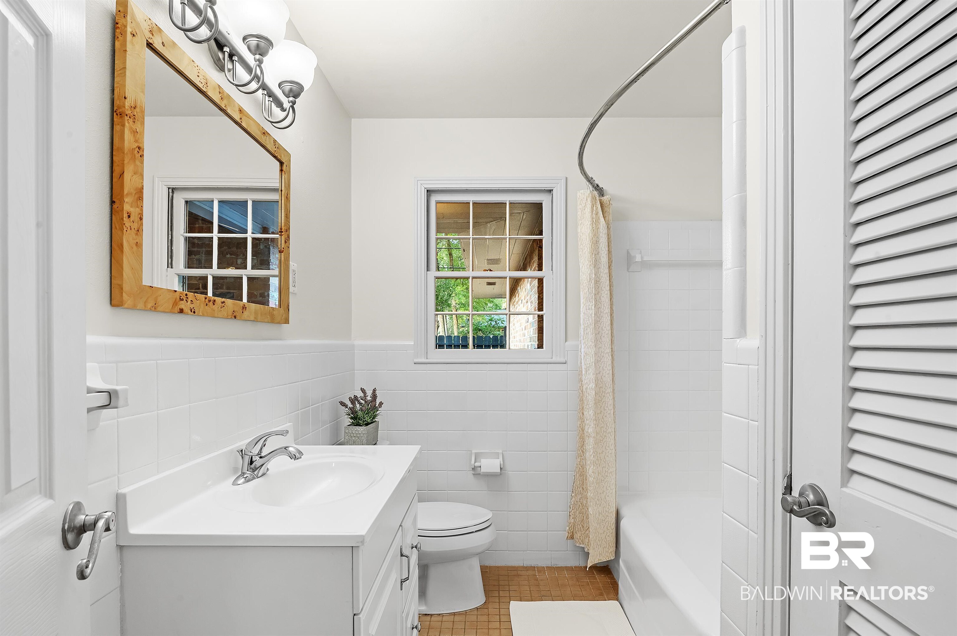 371 Francilla Circle Fairhope, AL 36532 - Photo 26 of 50 Hall Bathroom