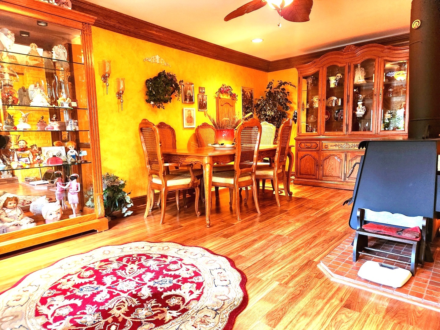 1095 South Prospect Avenue Elmhurst, IL 60126 - Photo 13 of 54 a living room with a rug and wooden floor