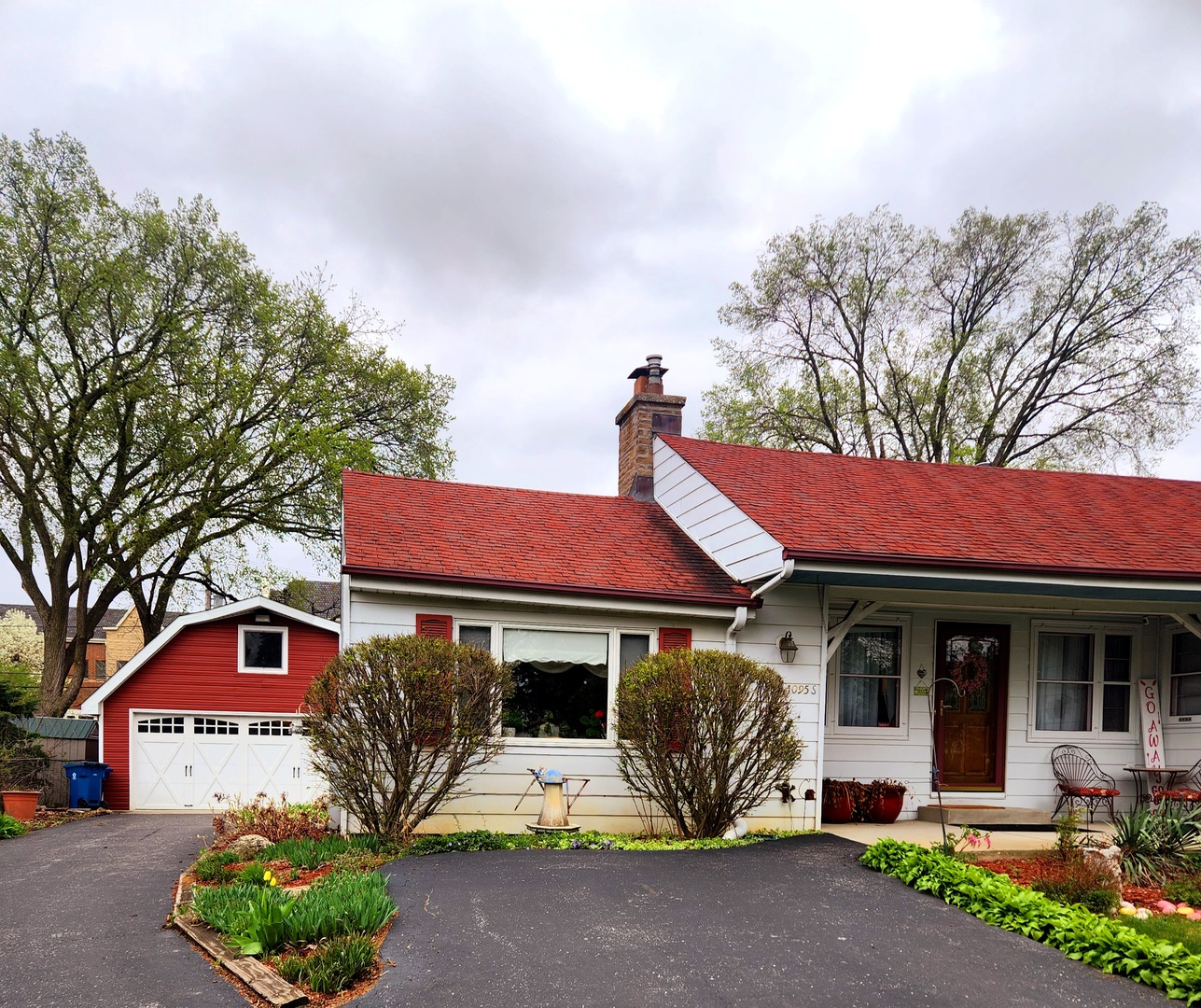 1095 South Prospect Avenue Elmhurst, IL 60126 - Photo 2 of 54 a front view of a house with garden