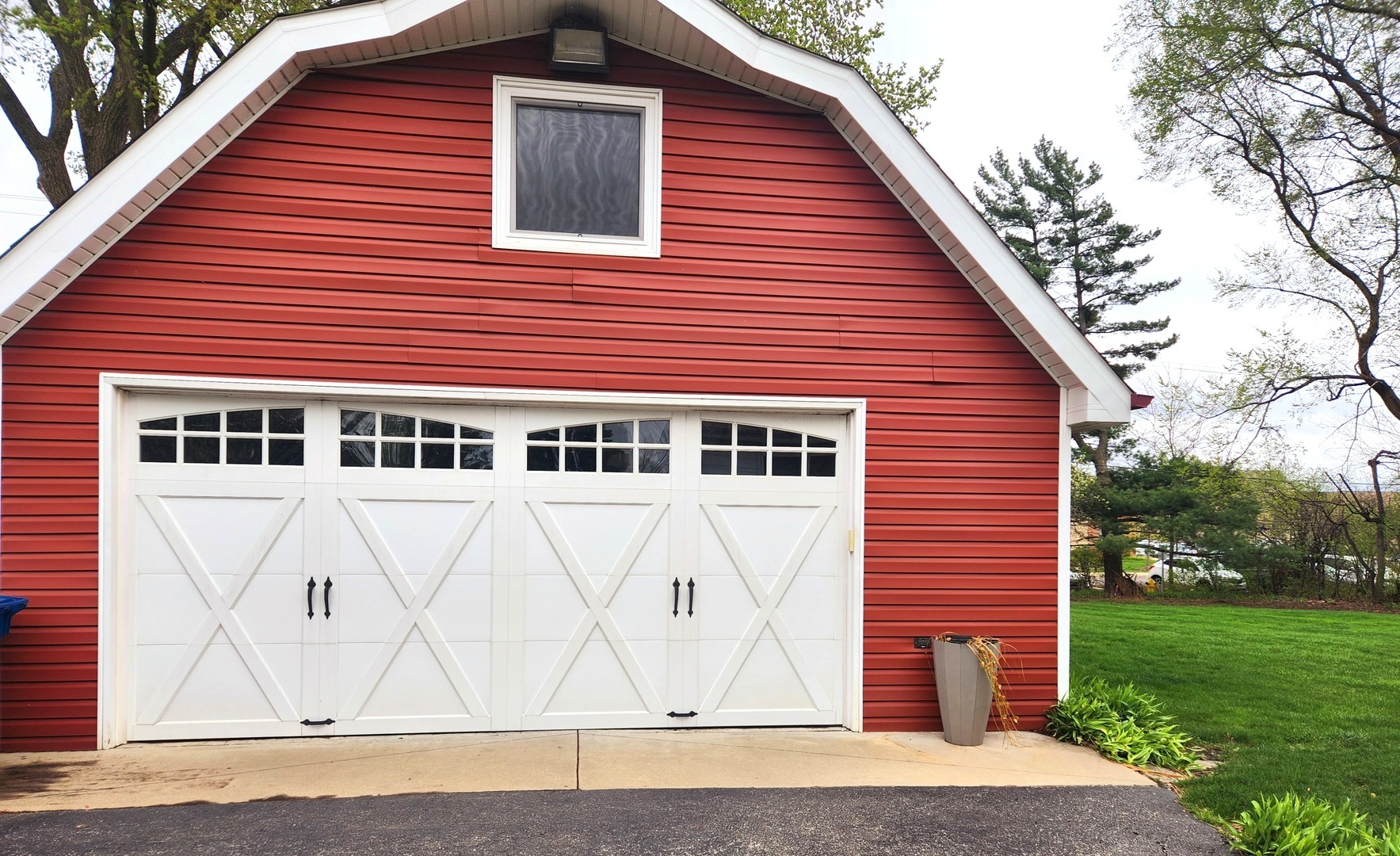 1095 South Prospect Avenue Elmhurst, IL 60126 - Photo 41 of 54 a front view of a house with a yard