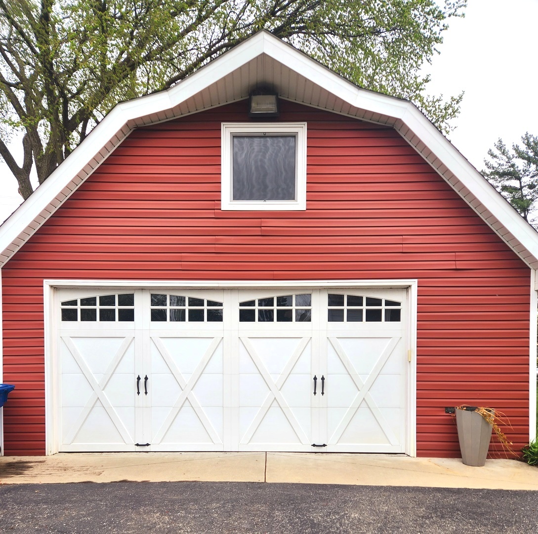 1095 South Prospect Avenue Elmhurst, IL 60126 - Photo 42 of 54 a front view of a house with a yard and garage