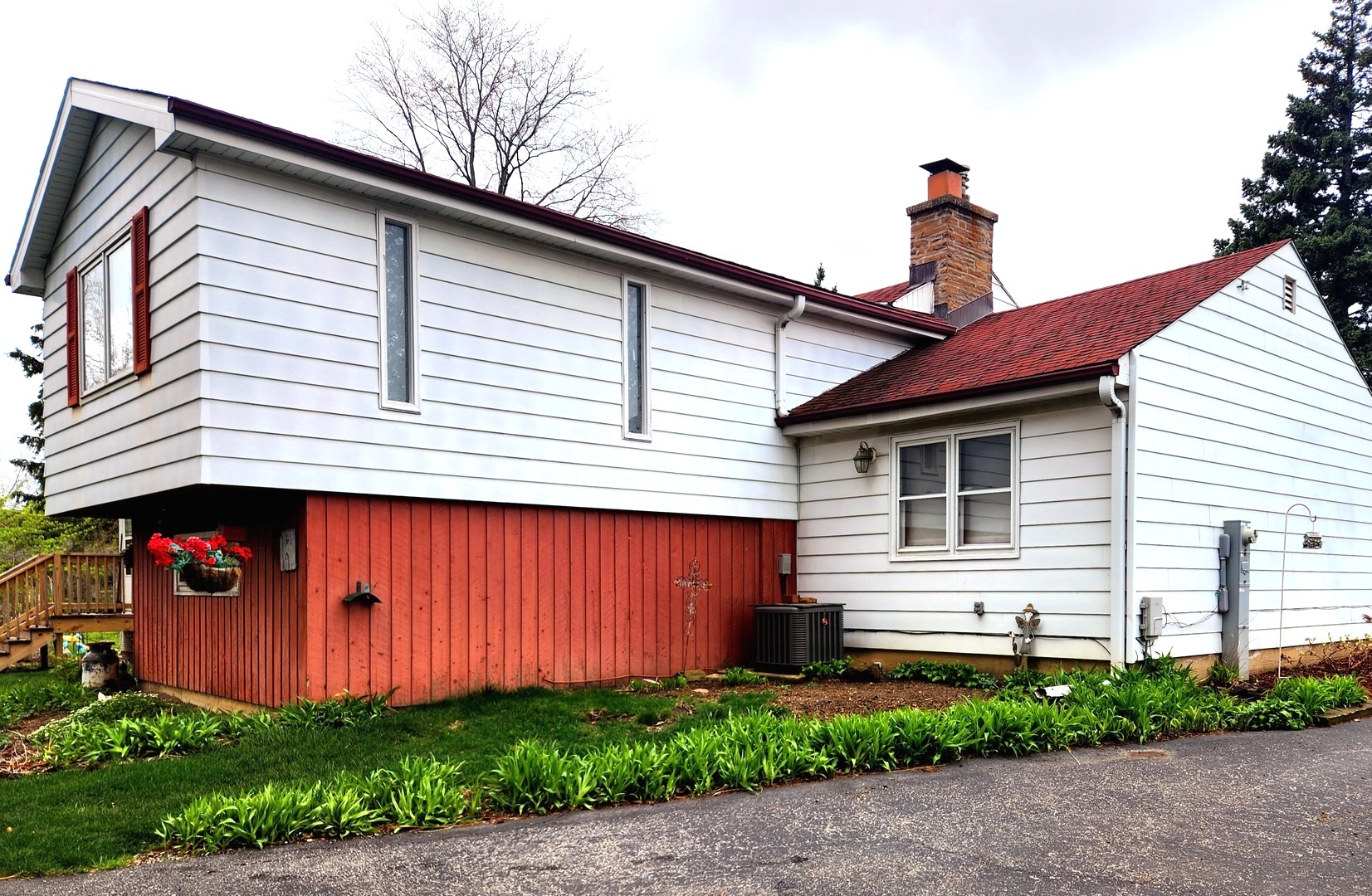 1095 South Prospect Avenue Elmhurst, IL 60126 - Photo 49 of 54 a front view of a house with garage
