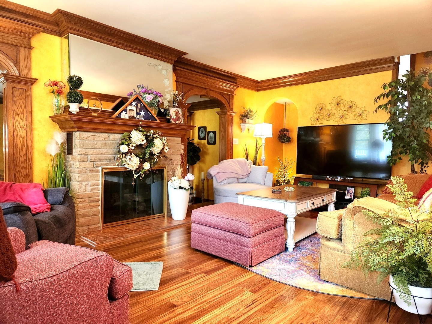 1095 South Prospect Avenue Elmhurst, IL 60126 - Photo 6 of 54 a living room with furniture and a flat screen tv