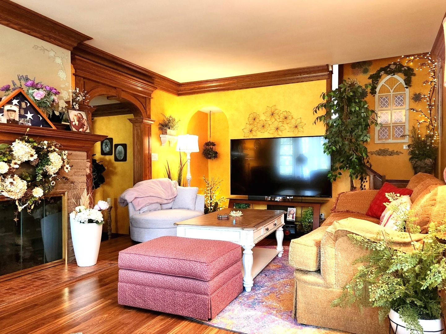 1095 South Prospect Avenue Elmhurst, IL 60126 - Photo 7 of 54 a living room with furniture and a flat screen tv