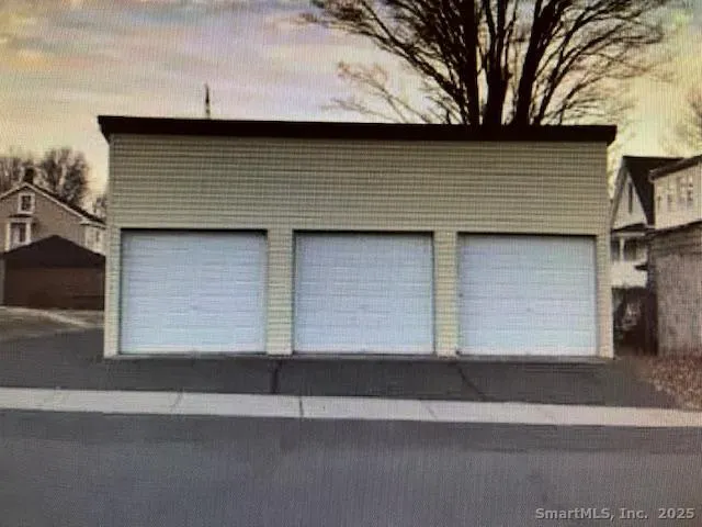 a small barn on the side of a house
