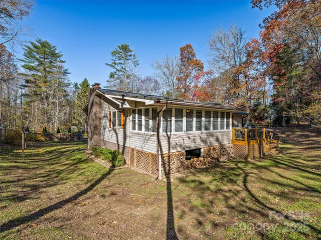 a view of a house with backyard
