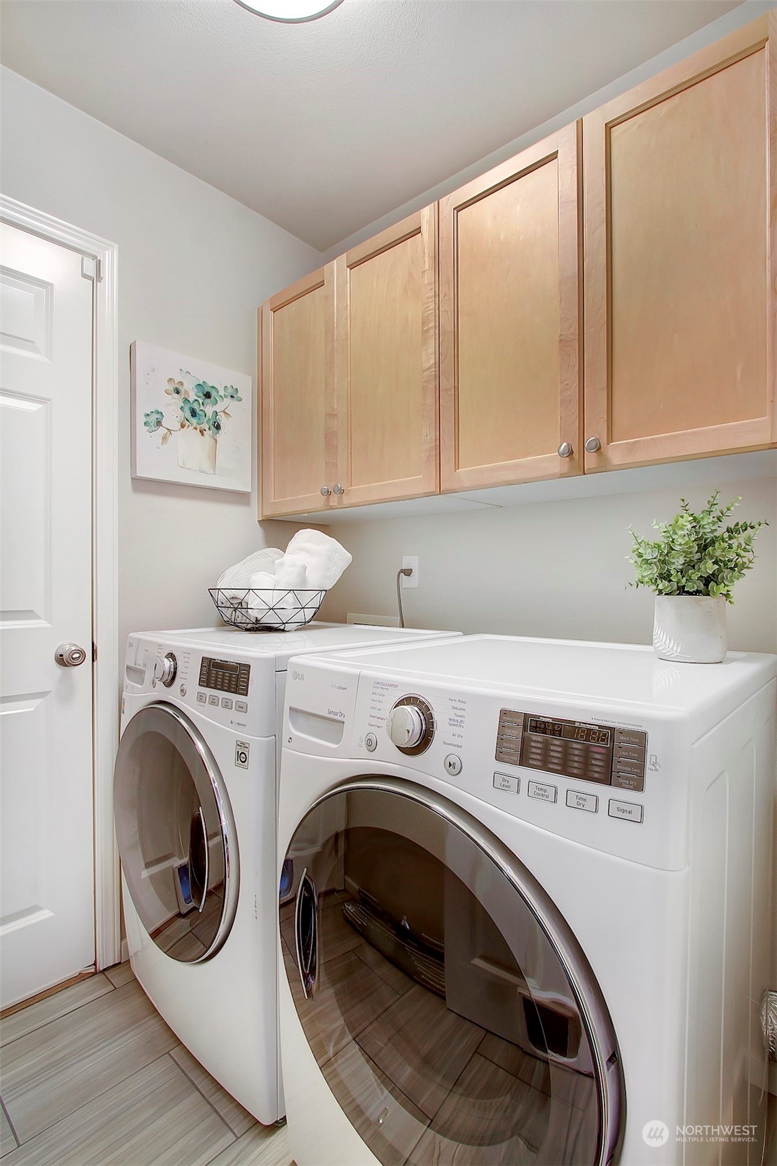 530 Elma Place Northeast Renton, WA 98059 - Photo 15 of 32 a utility room with dryer and washer