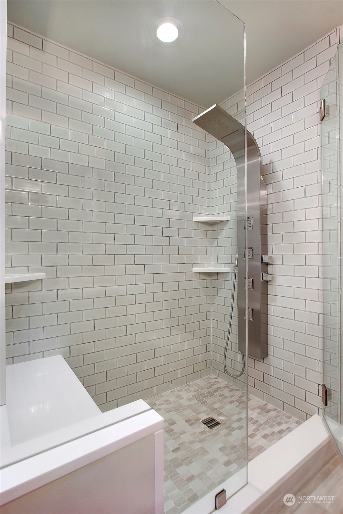 530 Elma Place Northeast Renton, WA 98059 - Photo 21 of 32 a bathroom with a shower and a bathtub