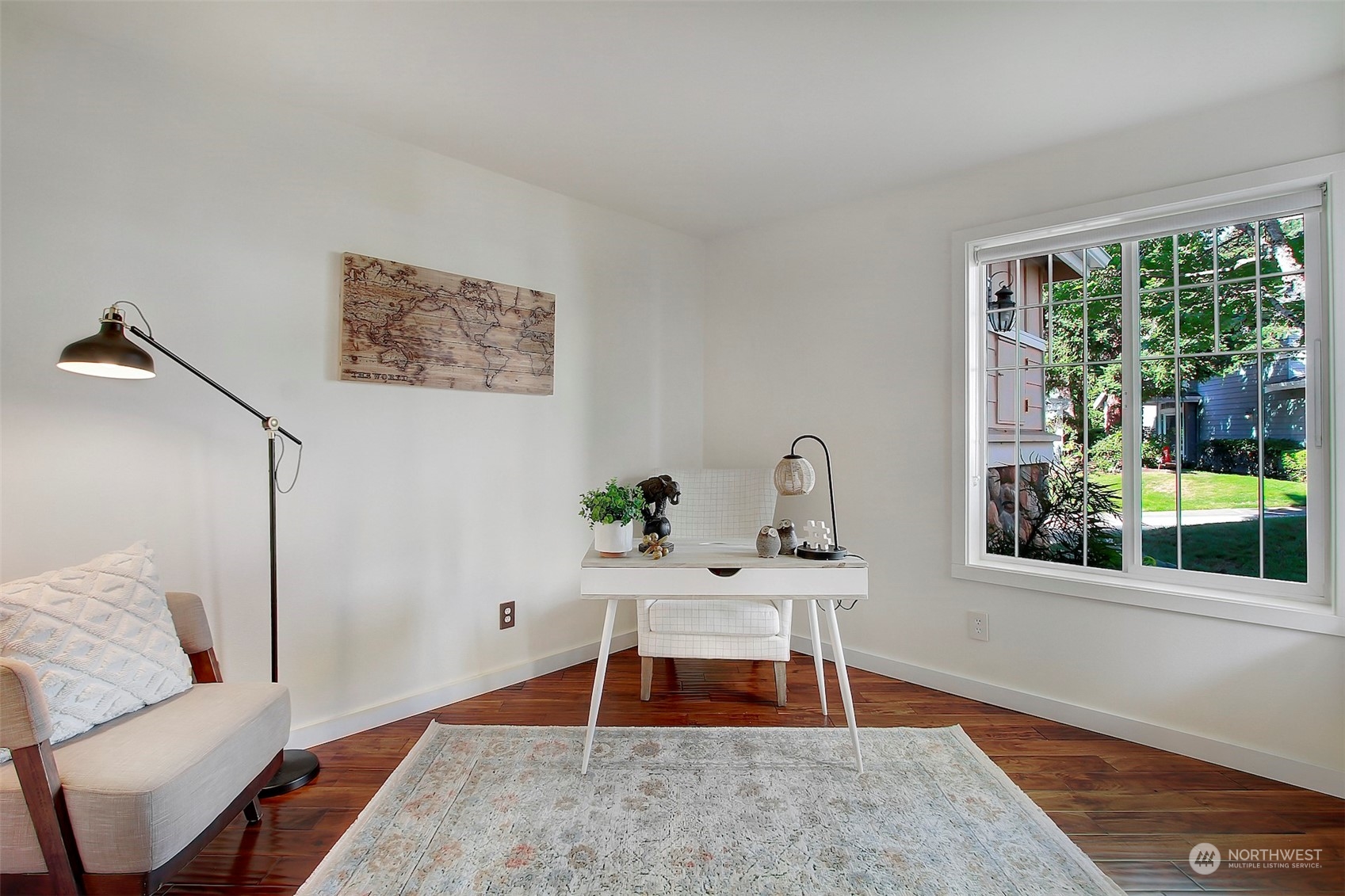 530 Elma Place Northeast Renton, WA 98059 - Photo 5 of 32 a living room with furniture and a window