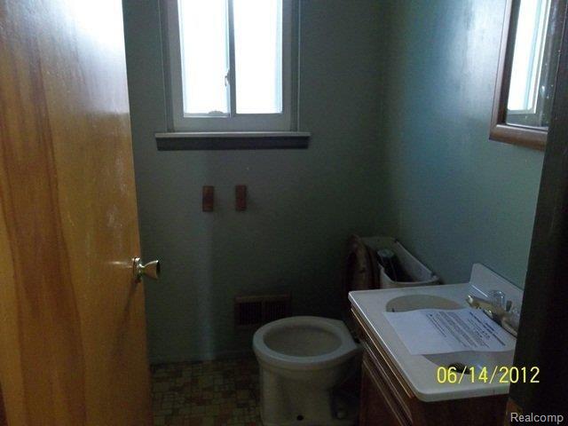 32471 Kelly Road Fraser, MI 48026 - Photo 9 of 11 100_2876.JPG