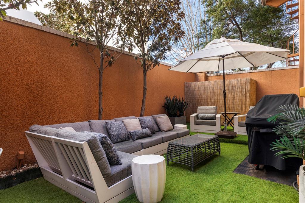 3424 Gillespie Street, Unit 5 Dallas, TX 75219 - Photo 28 of 31 a backyard of a house with table and chairs