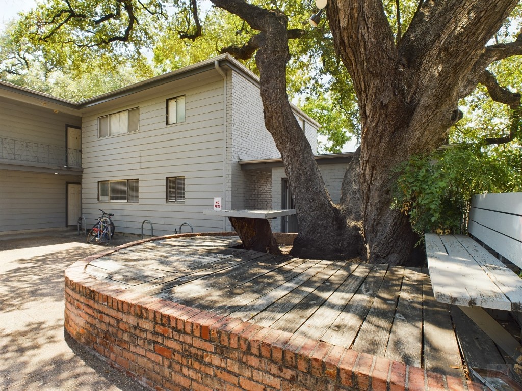 803 West 28th Street, Unit 206 Austin, TX 78705 - Photo 20 of 20 a view of a backyard of a house