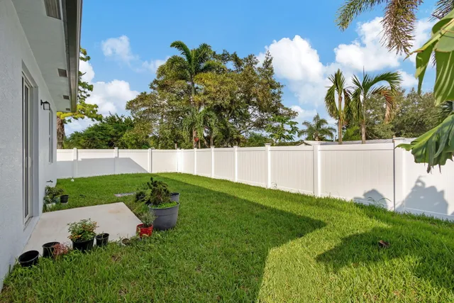 a view of a backyard