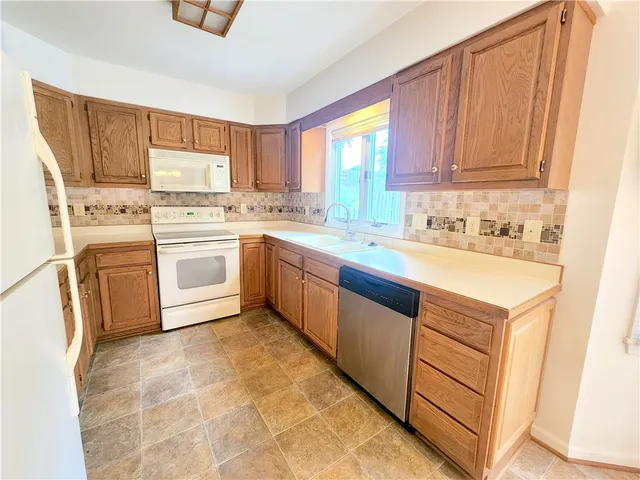 $2,400 | 9 Wisteria Lane, Irondequoit, NY 14617