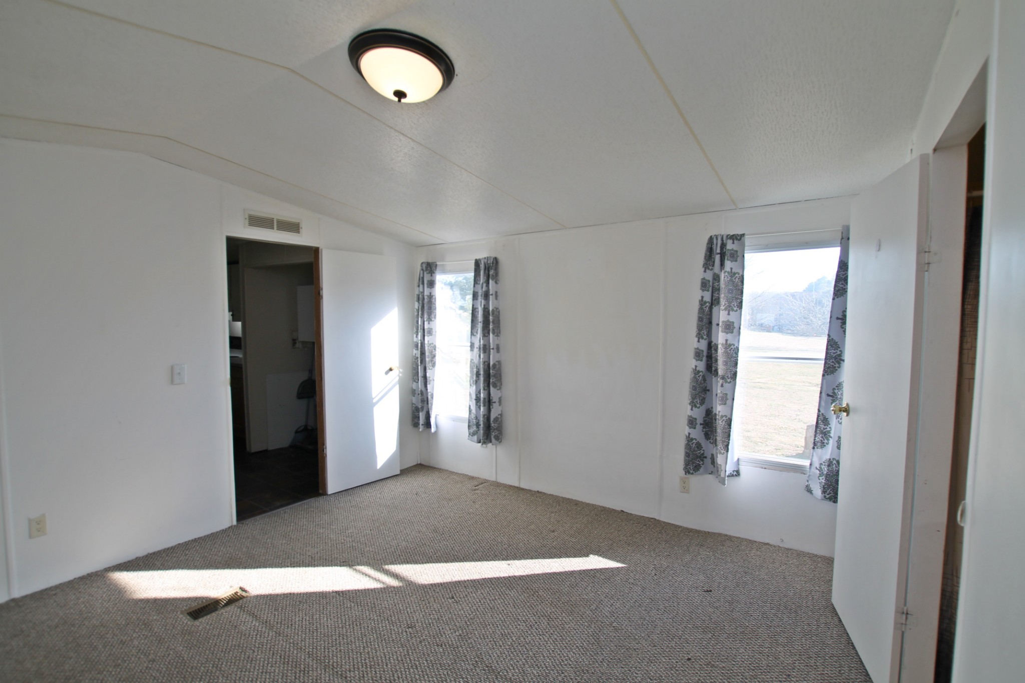 5652 Hopewell Road Springfield, TN 37172 - Photo 15 of 37 an empty room with windows and closet
