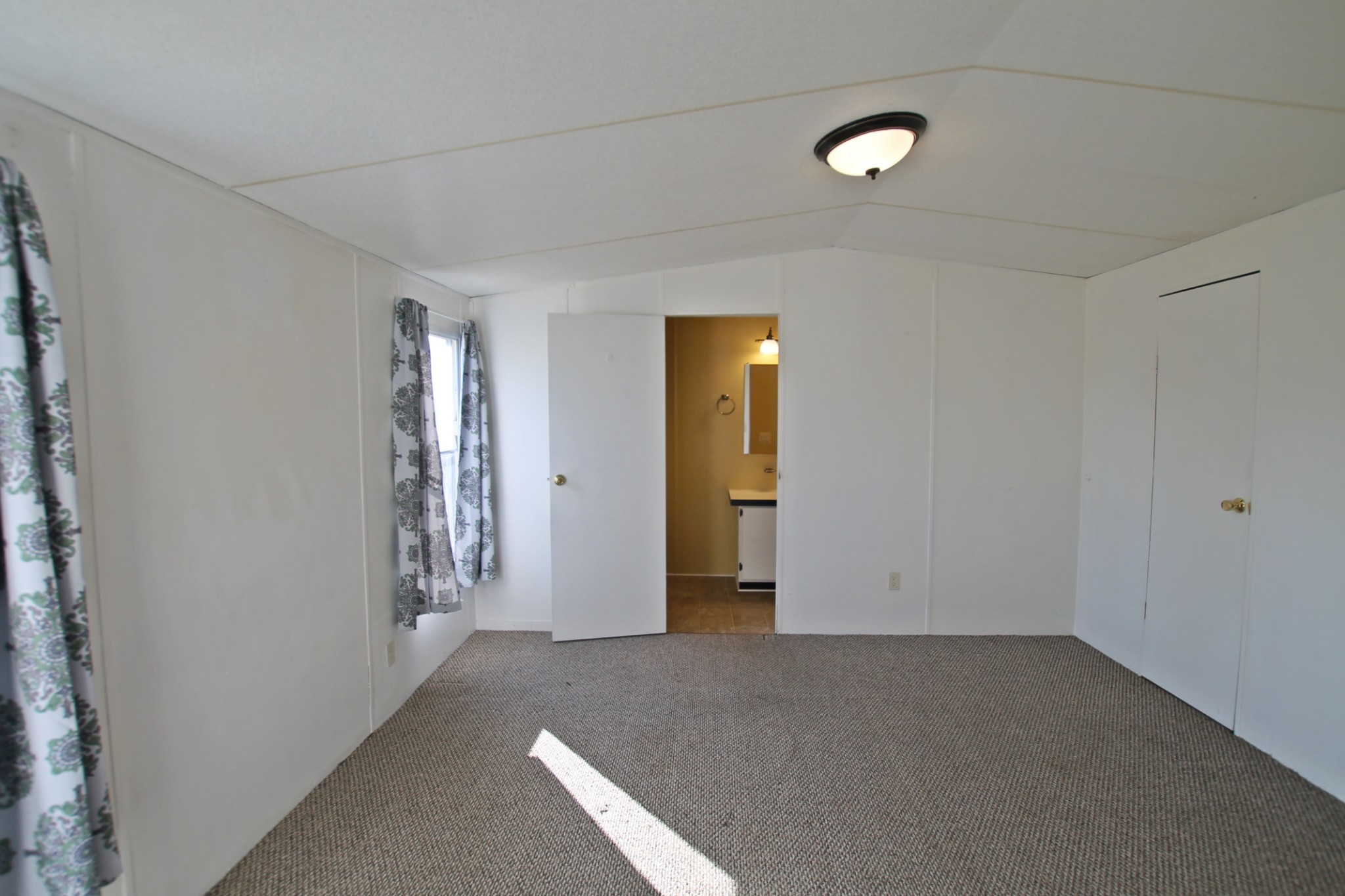 5652 Hopewell Road Springfield, TN 37172 - Photo 16 of 37 an empty room with closet and windows