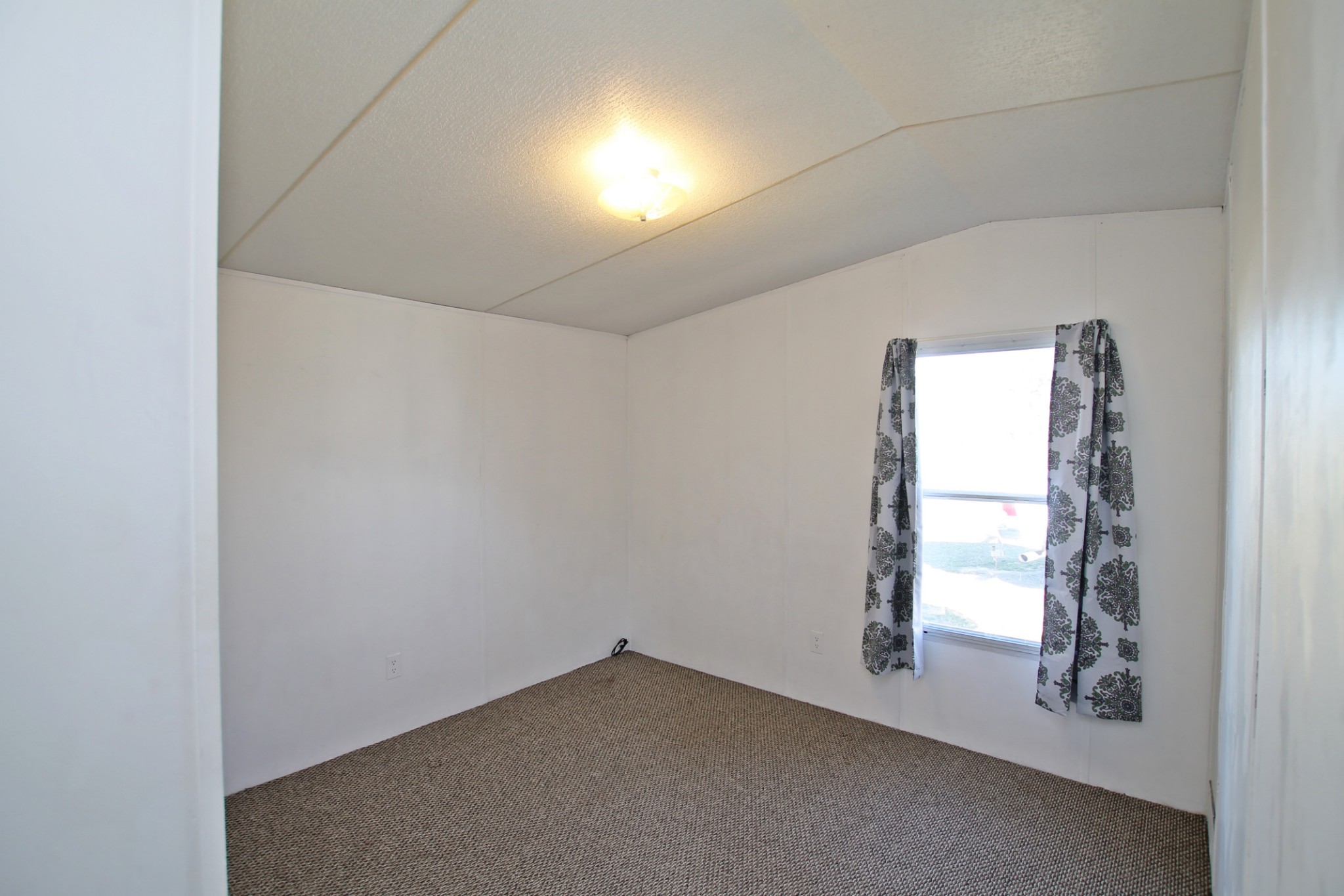 5652 Hopewell Road Springfield, TN 37172 - Photo 19 of 37 an empty room with windows