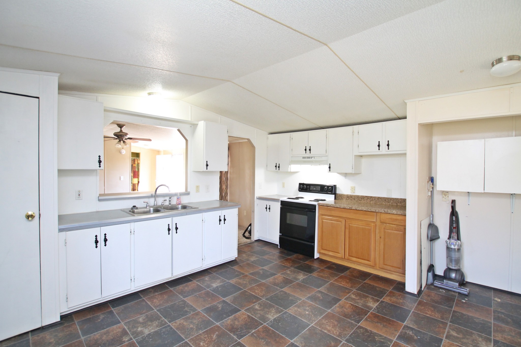 5652 Hopewell Road Springfield, TN 37172 - Photo 8 of 37 a large kitchen with a stove a sink dishwasher and a refrigerator