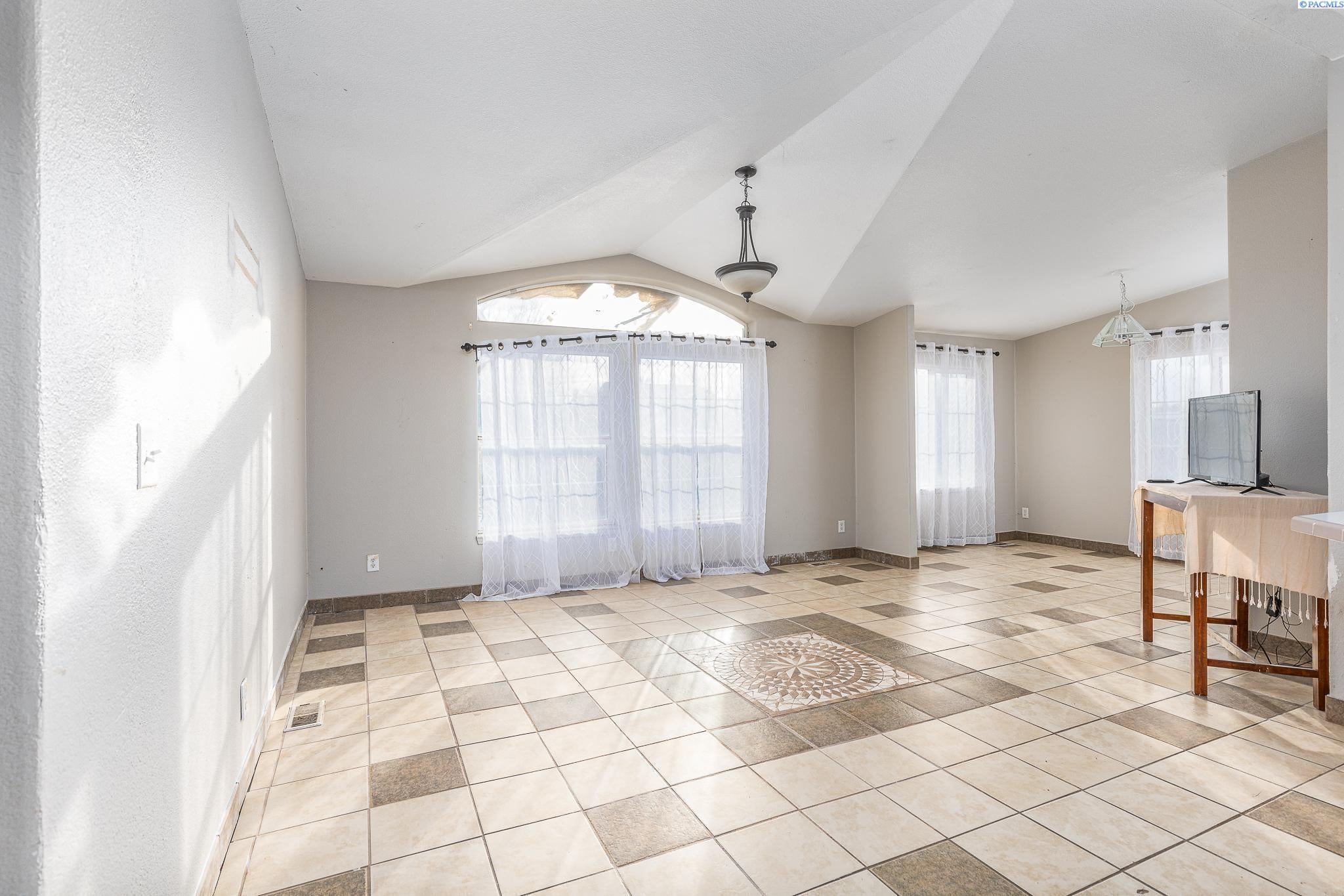 215523 East Cochran Road Kennewick, WA 99337 - Photo 6 of 47 Gallery Image 6
