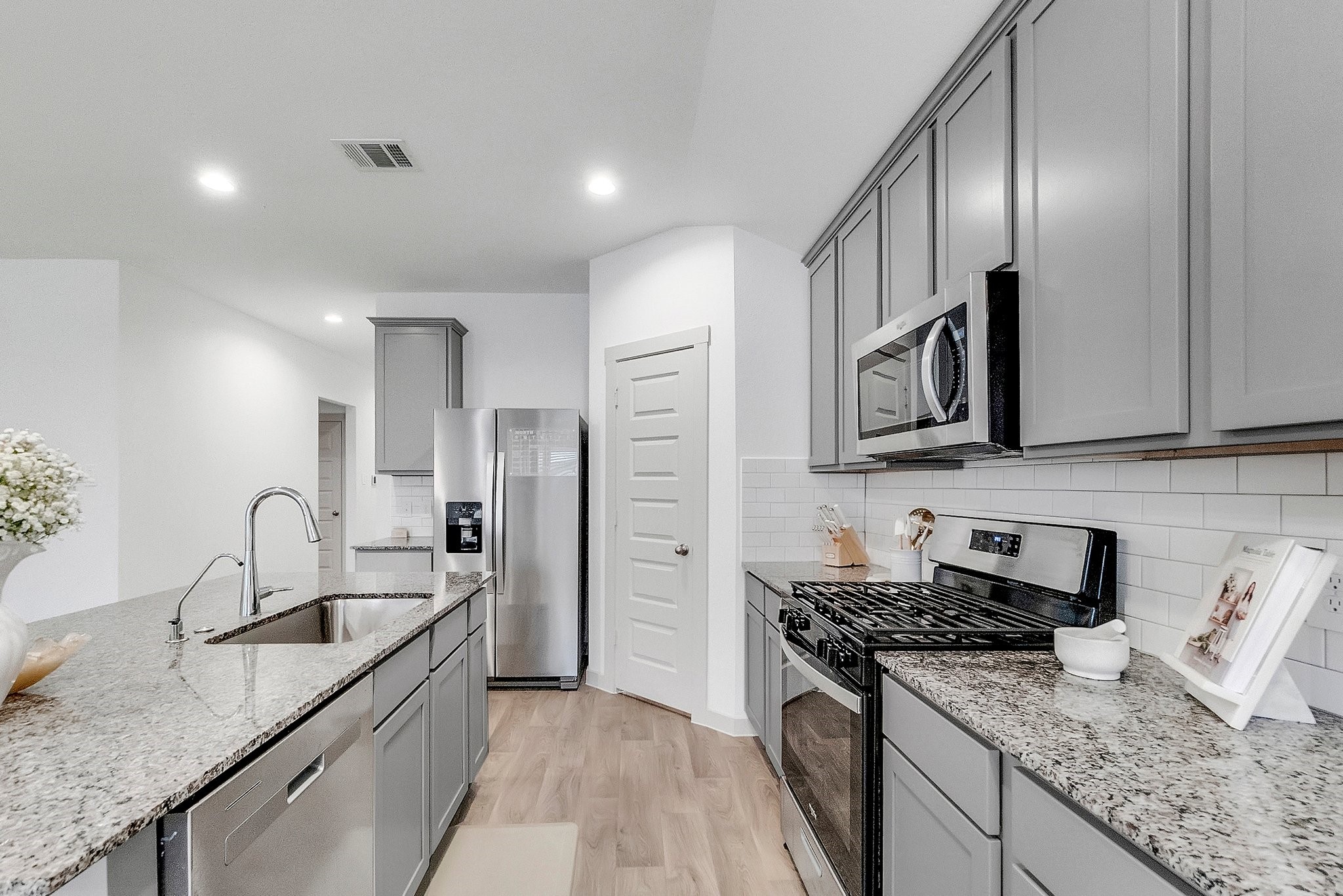 10647 Cascade Crk Drive Rosharon, TX 77583 - Photo 5 of 27 a kitchen with stainless steel appliances granite countertop a sink stove and refrigerator