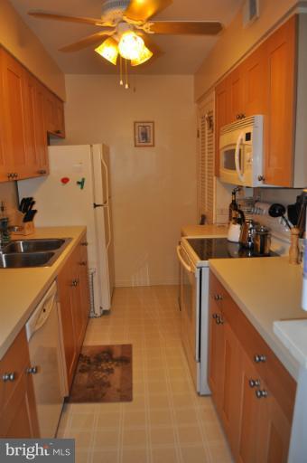 5906 Bayshire Road, Unit G Springfield, VA 22152 - Photo 16 of 26 Kitchen