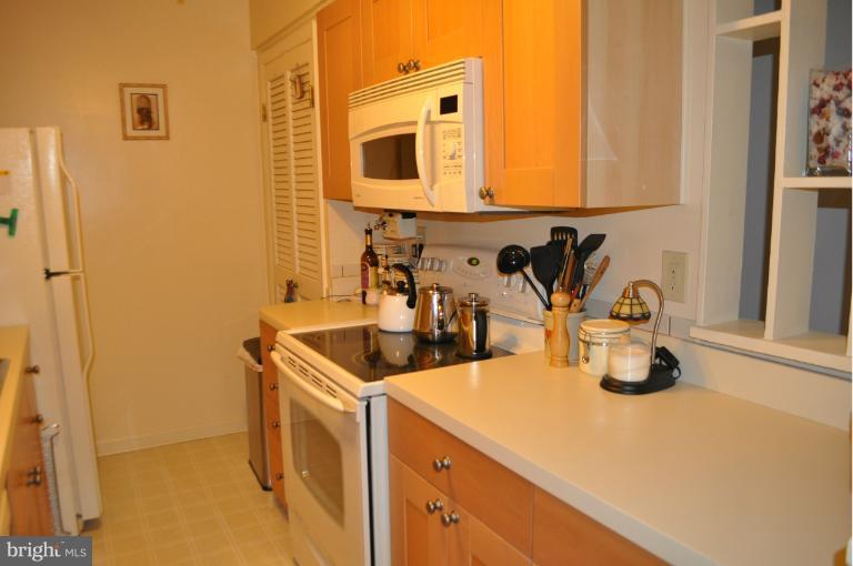 5906 Bayshire Road, Unit G Springfield, VA 22152 - Photo 4 of 26 Kitchen