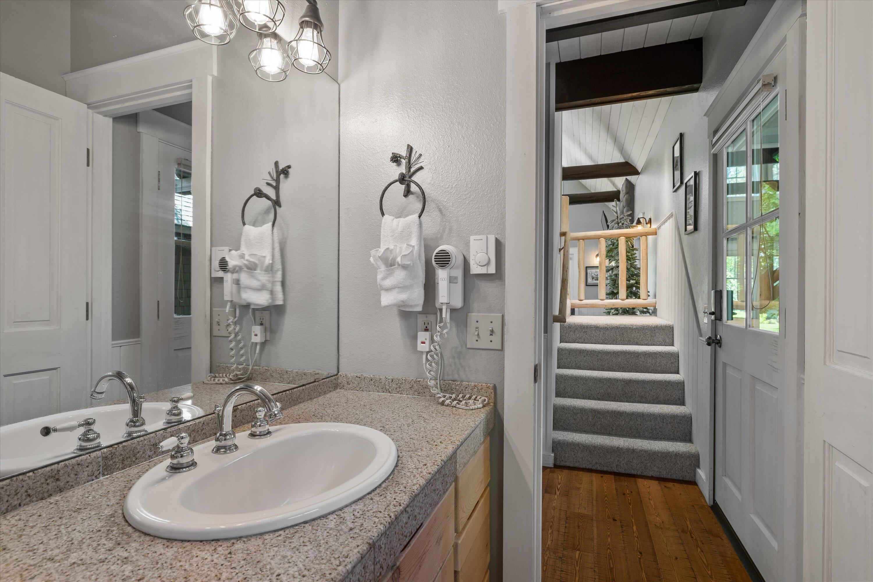 25559 Southwest Suttle-Sherman Road, Unit 5 Camp Sherman, OR 97730 - Photo 14 of 32 Main level full bath